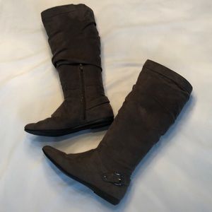 🐡2/$22 Suede like gray boots